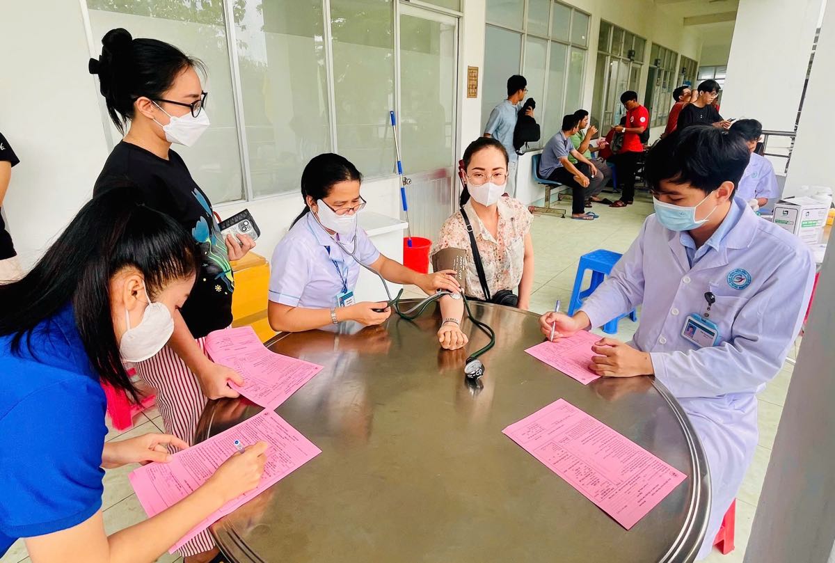 Doan vien, nguoi lao dong duoc kham sang loc truoc khi hien mau. Anh: Pham Duy 