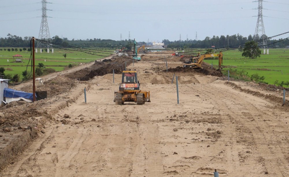 Speed up the construction progress of Component project 1, Chau Doc - Can Tho - Soc Trang expressway phase 1, the section through An Giang to ensure technical and quality. Photo: Ngoc Mai