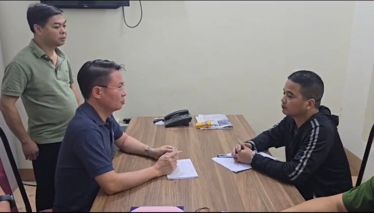 Giám đốc công an tỉnh Phú Thọ trực tiếp lấy lời khai của đối tượng Nhung (áo đen bên phải). Ảnh: Công an tỉnh Phú Thọ.