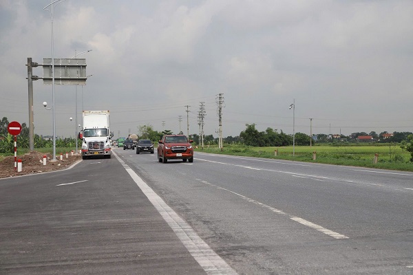 道路局は、高速道路の道路標識は同期されていないという市民の意見に応じたばかりです。写真：Xuyen Dong