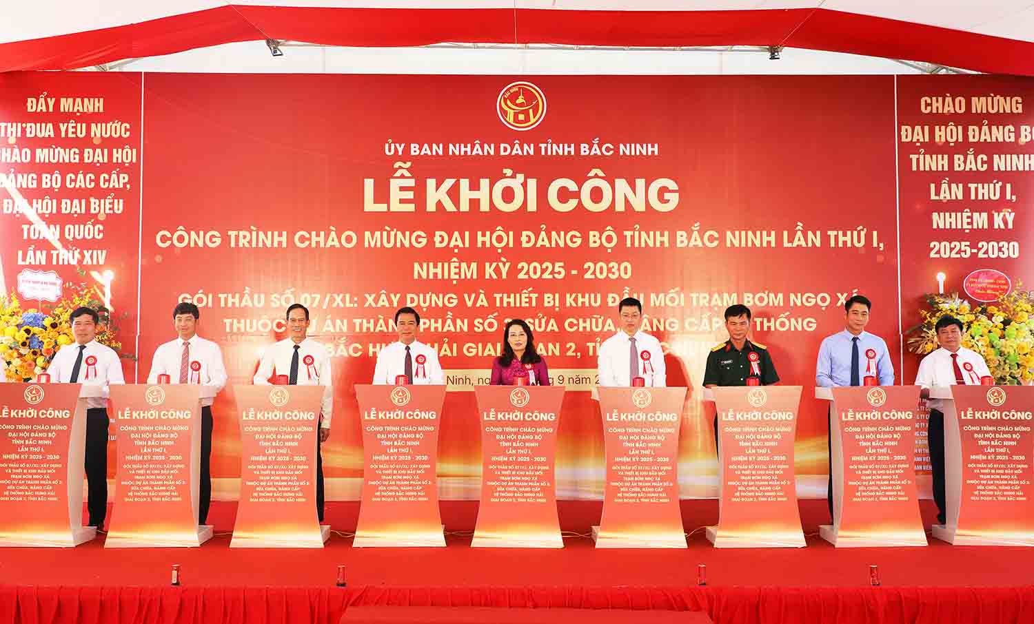 BAC NINH PROVINCIAL党委員会Nguyen Thi Huong（左6番目）の常任副長官と代表者は、NGO XAポンプステーションプロジェクトを開始するために開始ボタンを押しました。写真：Huu Thang