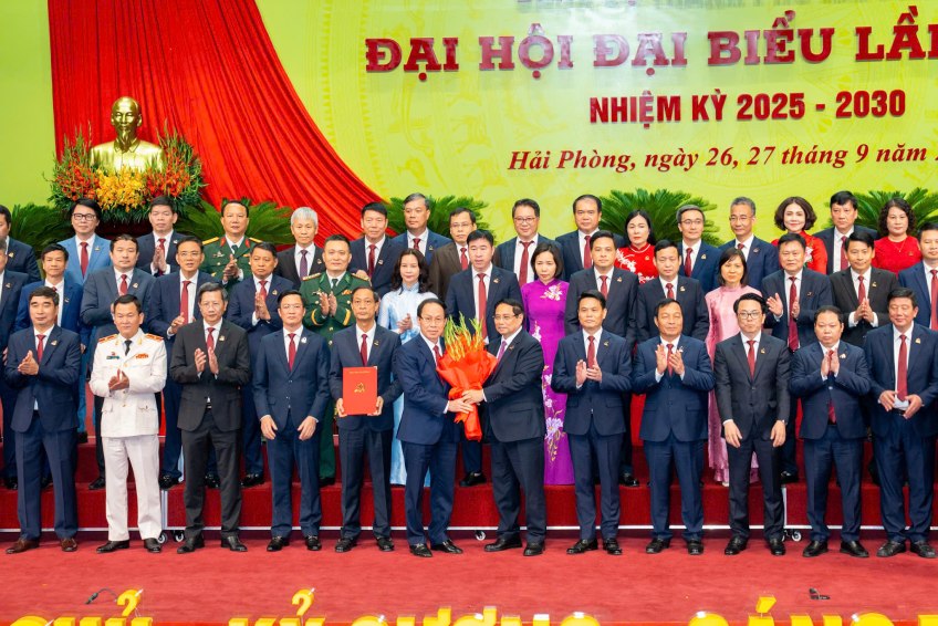 Politburo member and Prime Minister Pham Minh Chinh presented flowers to the Hai Phong City Party Committee Executive Committee for the 2025 - 2030 term. Photo: Hai Phong Portal
