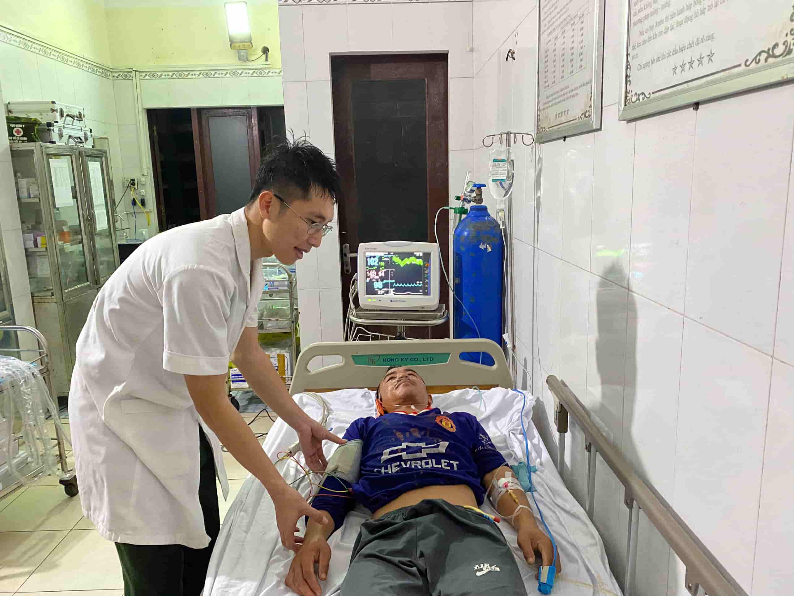 Bac si dao Truong Sa tham kham ngu dan gap nan tren bien. Anh: Ngoc Anh