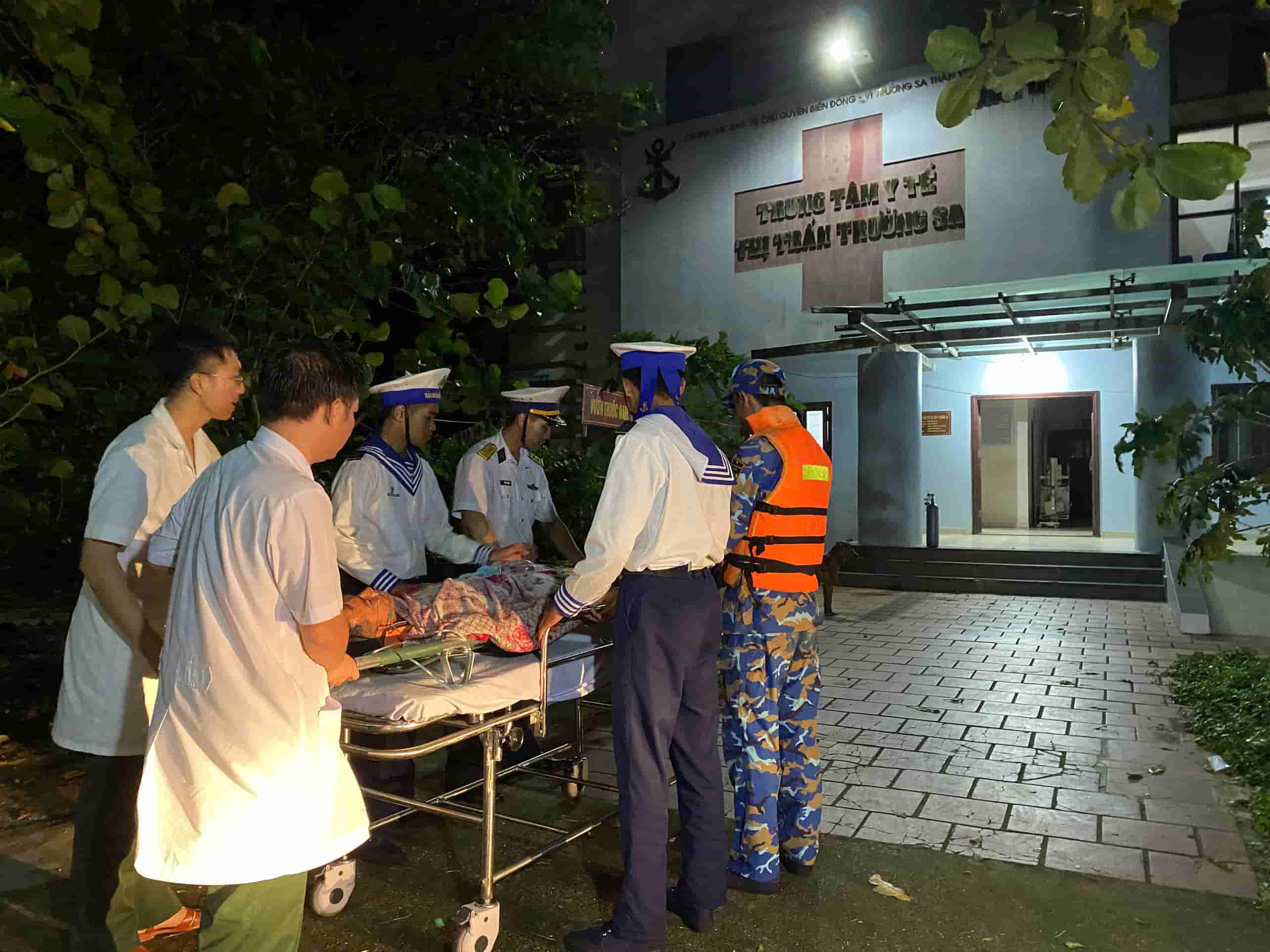 Officers and soldiers of Truong Sa island transported fishermen to the infirmary. Photo: Ngoc Anh