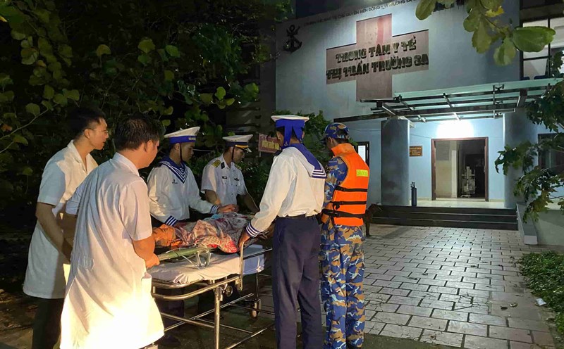 Officers and soldiers of Truong Sa island transported fishermen to the infirmary. Photo: Ngoc Anh