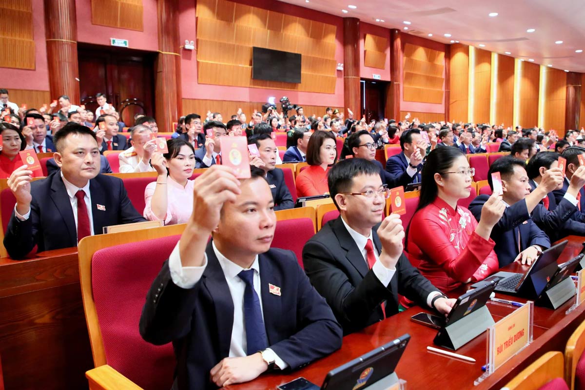 Delegates approved the Resolution of the 16th Quang Ninh Provincial Party Congress. Photo: Doan Hung