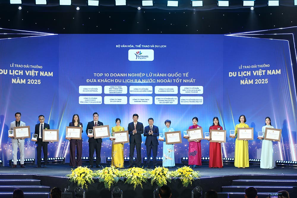 Pho Chu nhiem Uy ban Van hoa, Giao duc cua Quoc hoi Ta Van Ha va Thu truong Bo VHTTDL Ho An Phong trao giai thuong cho 10 Doanh nghiep lu hanh quoc te dua khach du lich ra nuoc ngoai tot nhat. Anh: Tran Huan
