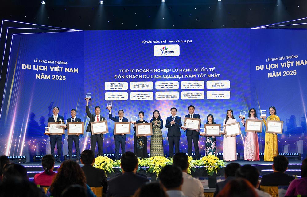 Pho Thu tuong Chinh phu Mai Van Chinh va Thu truong Bo VHTTDL trao giai thuong cho 10 Doanh nghiep lu hanh quoc te don khach du lich vao Viet Nam tot nhat. Anh: Tran Huan