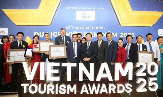 113 doanh nghiệp, đơn vị tiêu biểu trong lĩnh vực du lịch tại 11 hạng mục giải thưởng với 18 danh hiệu đã được vinh danh tại Giải thưởng Du lịch Quốc gia 2025. Ảnh: Trần Huấn