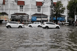 The impact of storm No. 10 caused heavy rain, many roads in Quang Tri were deeply flooded. Photo: Hung Tho