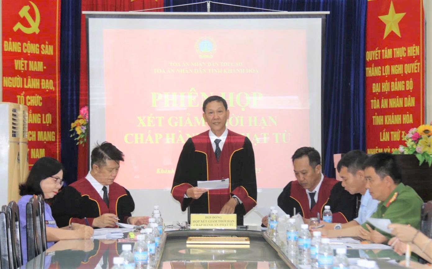 Khanh Hoa Provincial People's Court held sessions to consider reducing the prison sentence implementation period for prisoners according to regulations. Photo: Phuong Linh