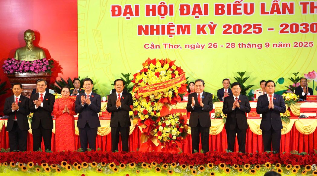 Chu tich Quoc Tran Thanh Man thay mat lanh dao Dang, Nha nuoc tang lang hoa tuoi tham cua Ban Chap hanh Trung uong Dang Cong san Viet Nam; Lang Hoa cua dong chi To Lam, Tong Bi thu Ban Chap hanh Trung uong Dang Cong san Viet Nam chuc mung Dai hoi. Anh: Ta Quang