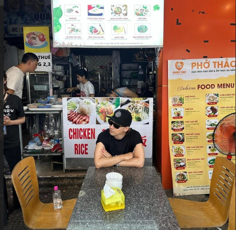 Taeyang (Big Bang) an pho o Da Nang. Anh chup tu video
