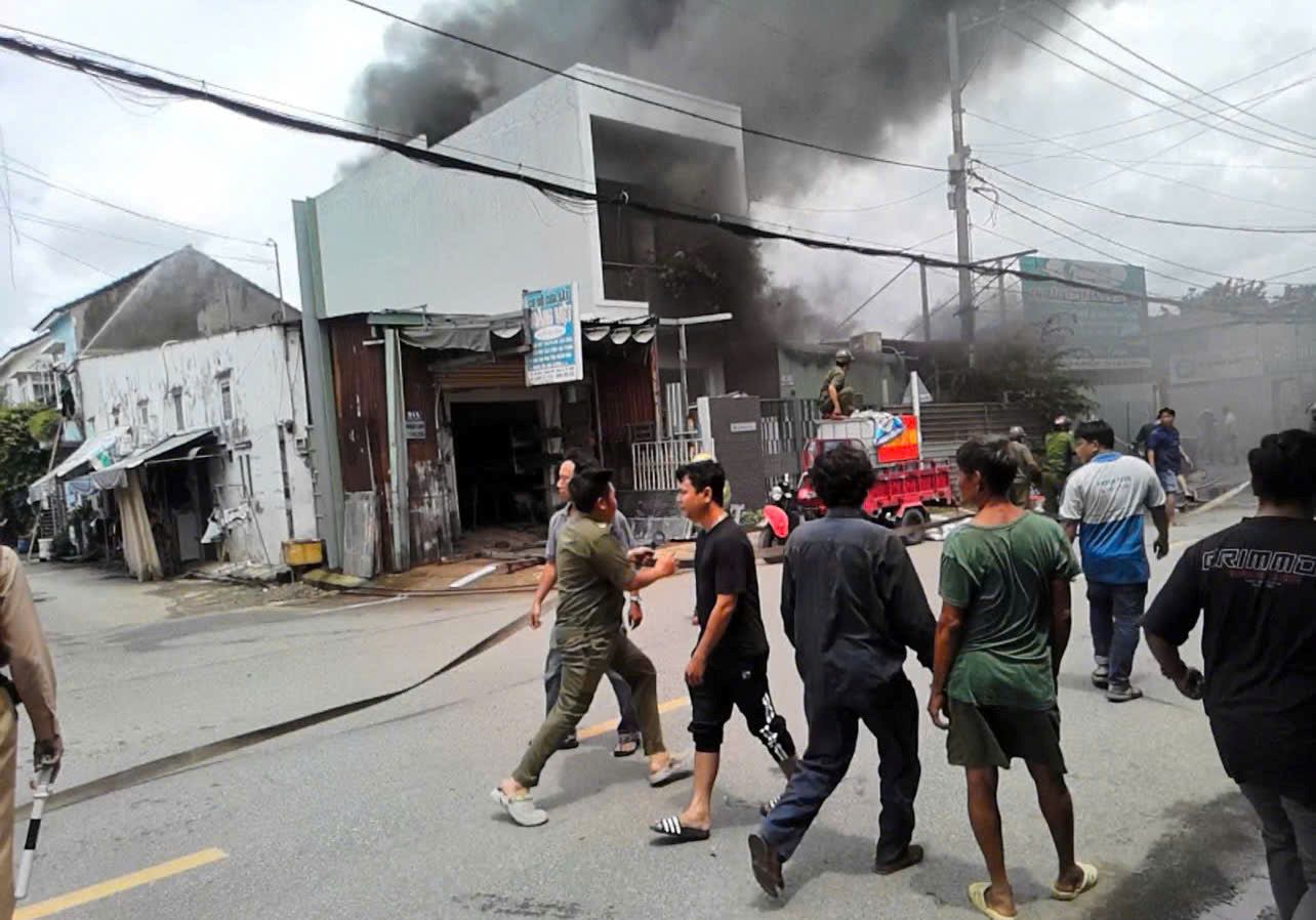 Dam chay bung phat du doi, cong tac dap lua tai cho bat thanh. Anh: Dong Hoang