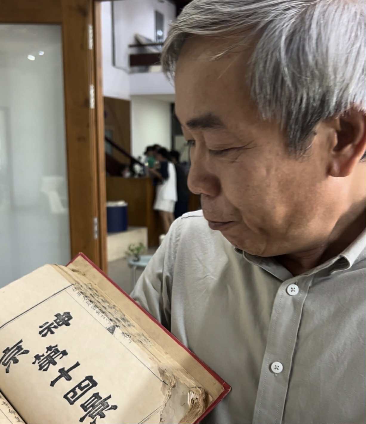 Nguyen Phuoc Hai Trung博士は、皇帝Thieu Triの元の詩を紹介しました1844年に出版された写真：L.T.P