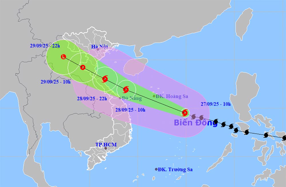 Du bao duong di va vung anh huong cua bao so 10 Bualoi sap do bo Viet Nam. Anh: NCHMF