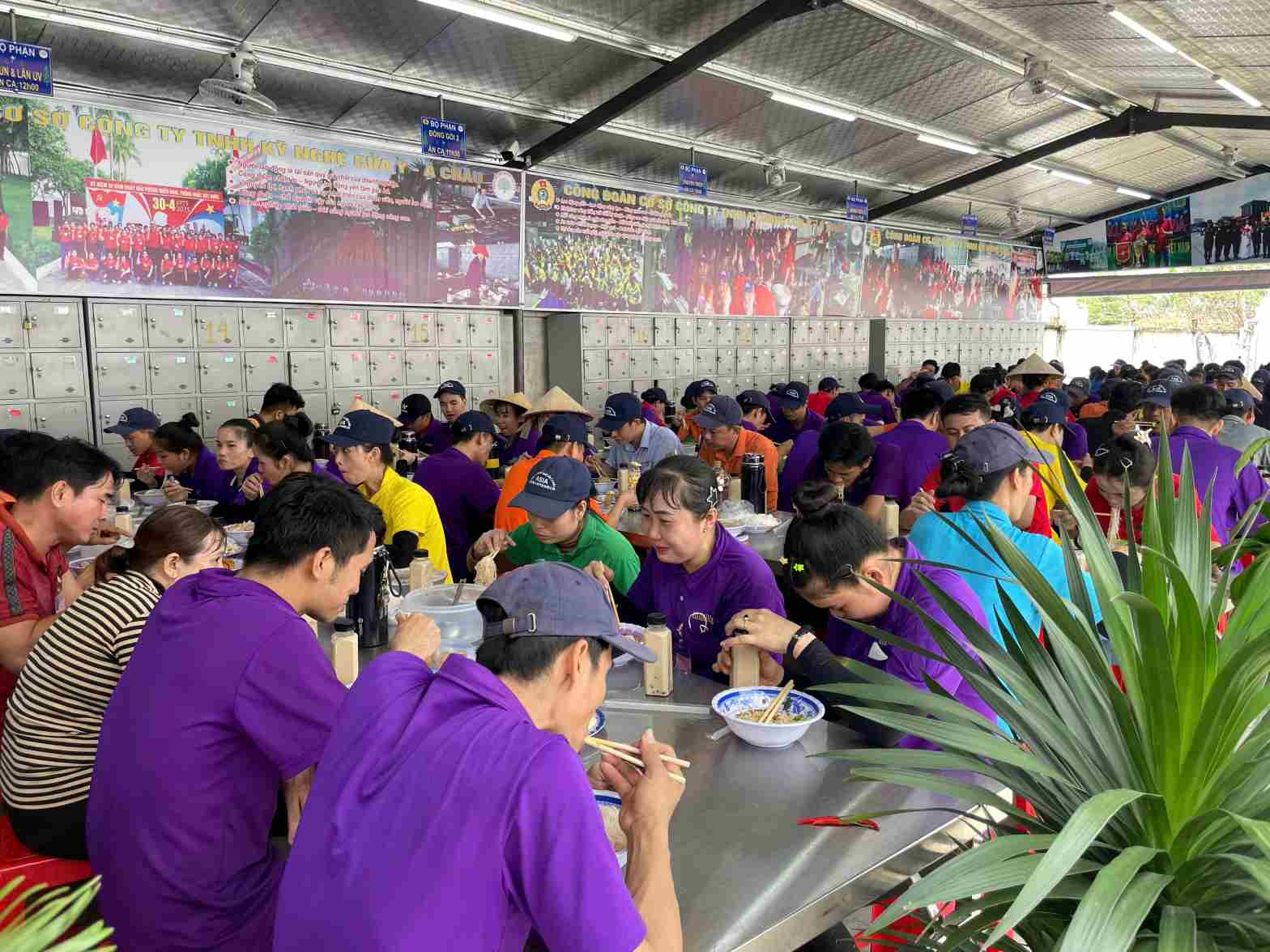 Chuong trinh mang den cho nguoi lao dong bua an ngon mieng va su doan ket trong doanh nghiep. Anh: Dinh Trong