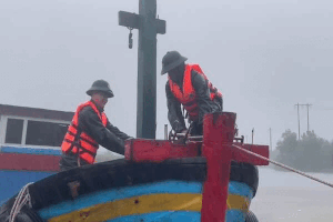 The armed forces of Hue City are helping people to hold on to their boats before storm No. 10. Photo: Quang An