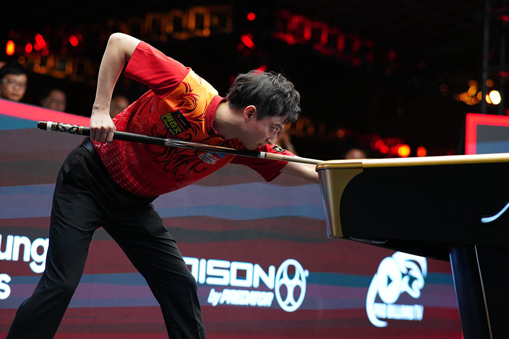 Ko Ping Chung thi dau ap dao truoc Carlo Biado. Anh: Anh Tu