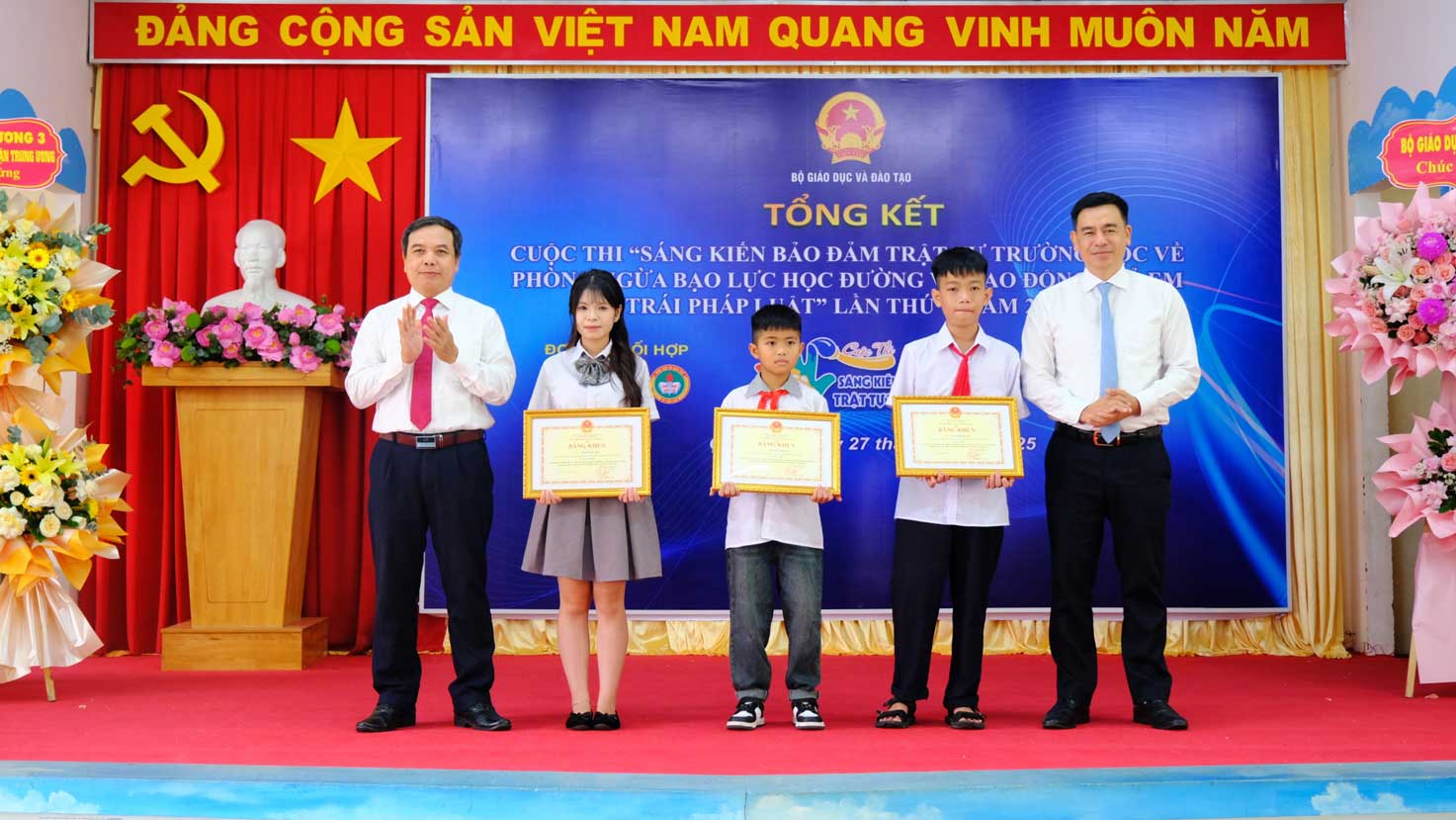 Ban To chuc trao giai Nhat cho cac em hoc sinh. Anh: My Ly