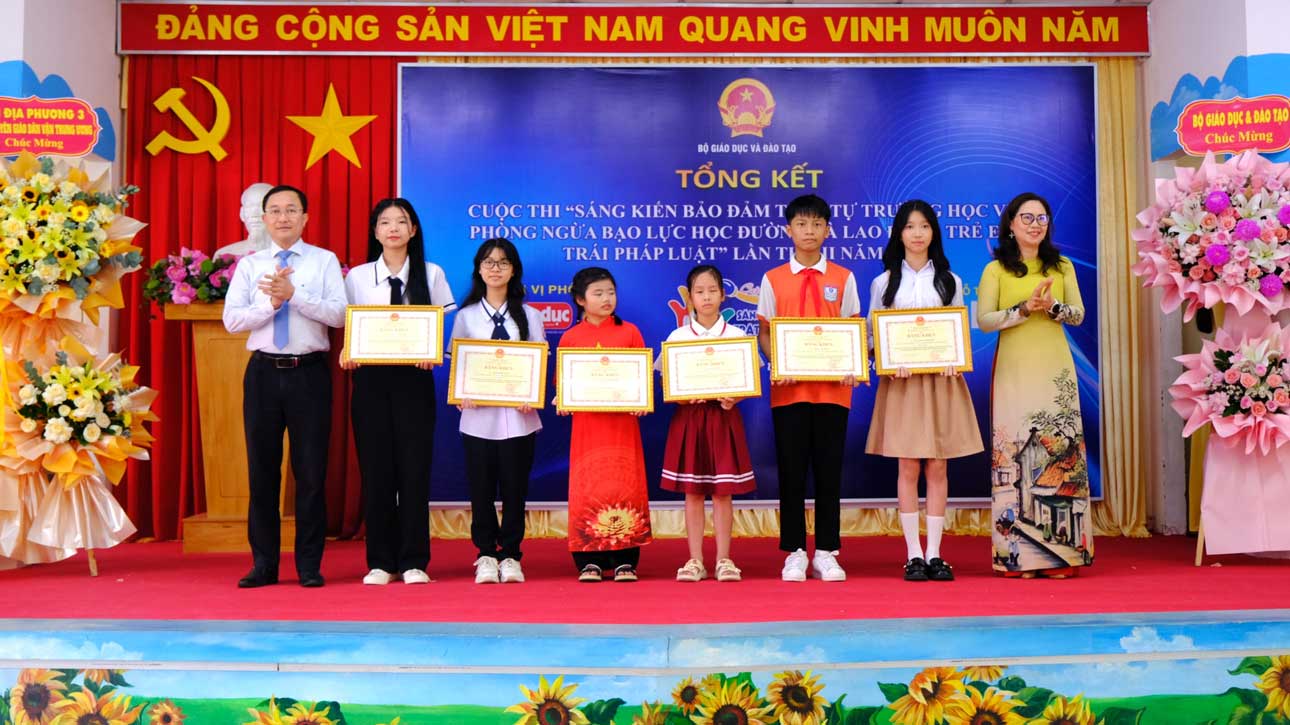 Ban To chuc trao giai Nhi cho cac em hoc sinh. Anh: My Ly