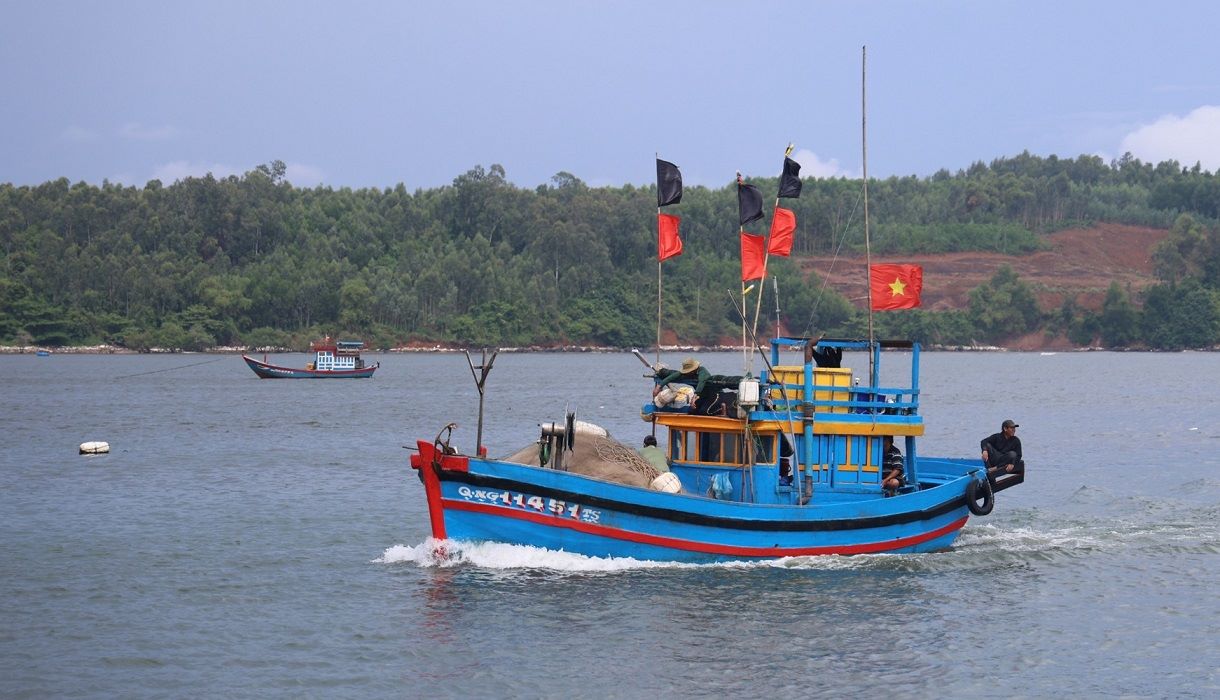 Tau ca Quang Ngai vao bo tranh tru bao Bualoi. Anh: Ngoc Duc