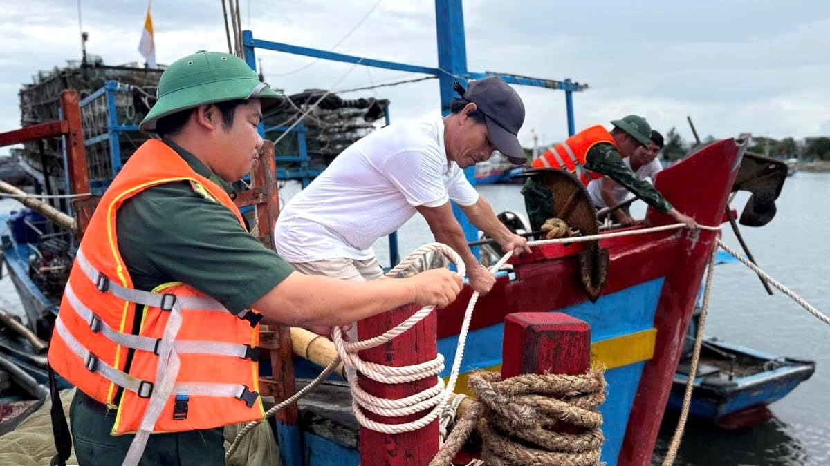 The authorities supported Quang Ngai fishermen with pillars and anchors of boats to avoid storm Bualoi. Photo: Vien Nguyen