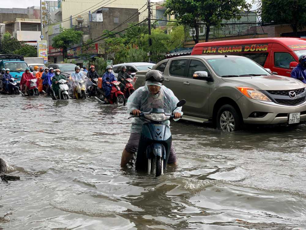 Many streets in Da Nang were deeply flooded, people struggled to move in the middle of the sea. Photo: Thanh Huyen