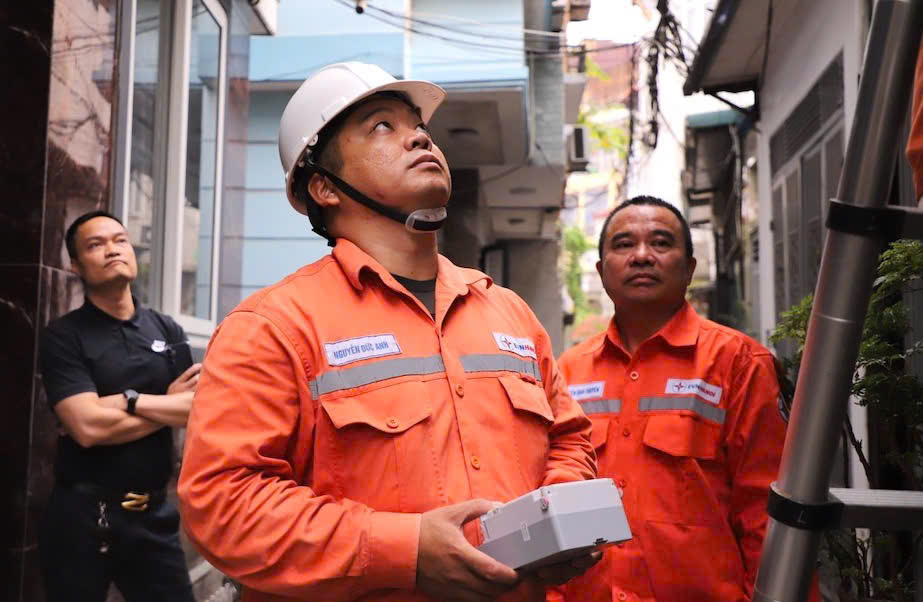 Reponse a l'augmentation soudaine des factures d'electricite les agents de l'electricite verifient et remplacent les nouveaux moteurs