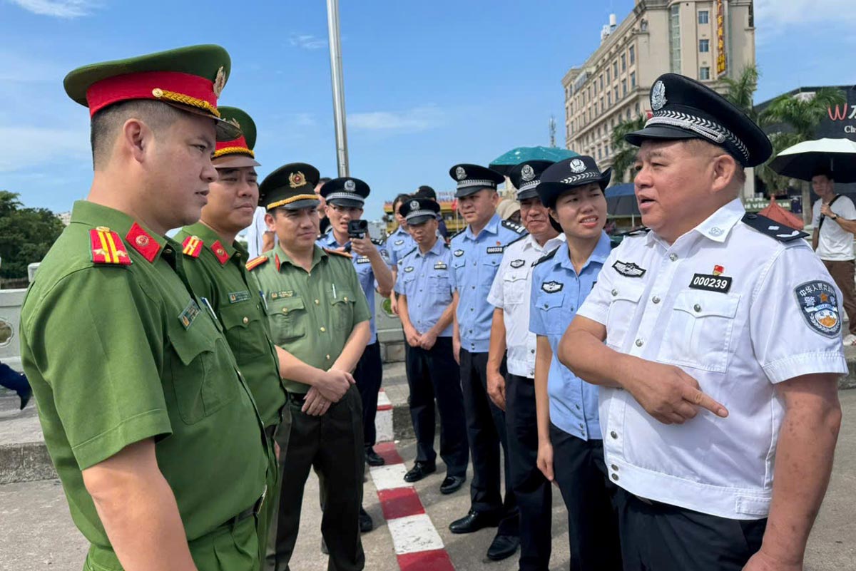 Công an tỉnh Quảng Ninh chủ trì bàn giao đối tượng cho Công an khu tự trị  dân tộc Choang, Quảng Tây, Trung Quốc. Ảnh: Công an Quảng Ninh