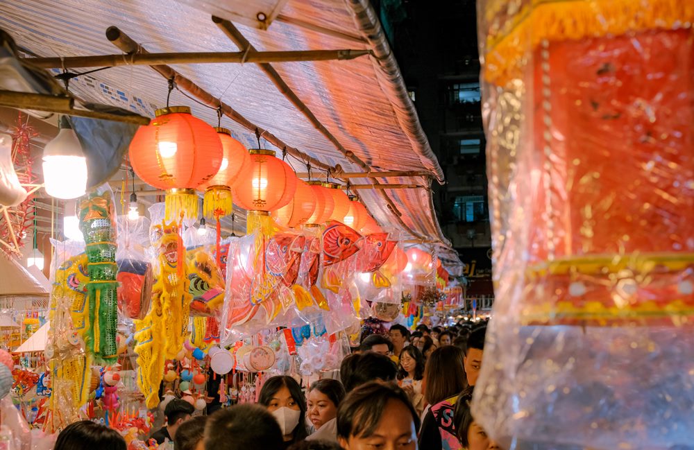 Every Mid-Autumn Festival, the Luong Nhu Hoc area, the intersection between Nguyen Trai and Tran Hung Dao streets, Ho Chi Minh City, is known as the " lantern street" because of the bustling scene of tourists visiting and shopping. Photo: Phan Quoc Khanh