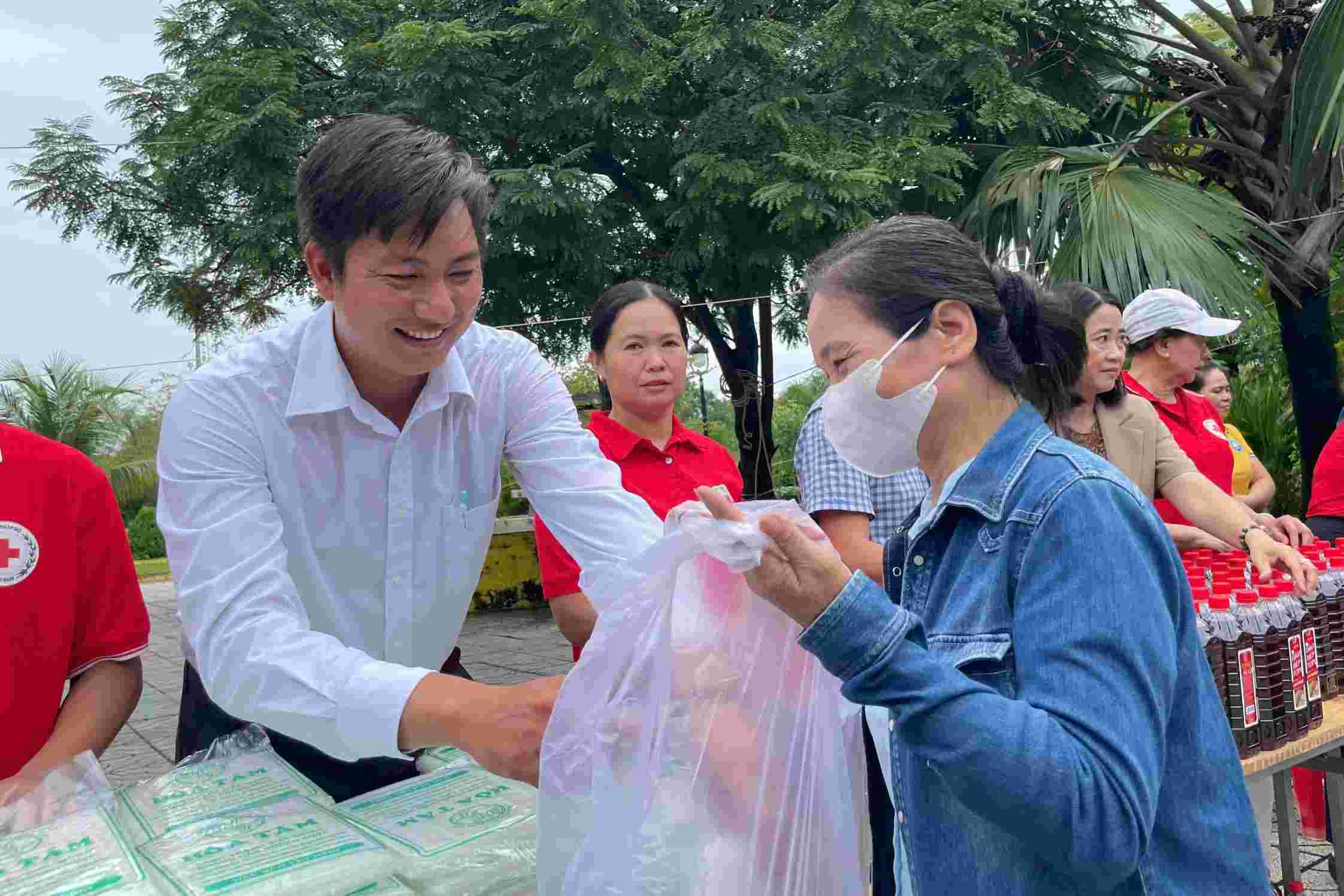 El Sr. Nguyen Minh Tam Presidente del Comite del Frente de la Patria de Vietnam del barrio de Binh Duong entrega regalos a personas necesitadas. Foto: Dinh Trong