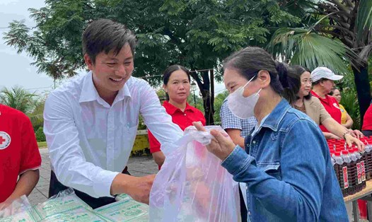 Ông Nguyễn Minh Tâm - Chủ tịch Ủy ban MTTQ Việt Nam phường Bình Dương - trao quà cho người dân khó khăn. Ảnh: Đình Trọng