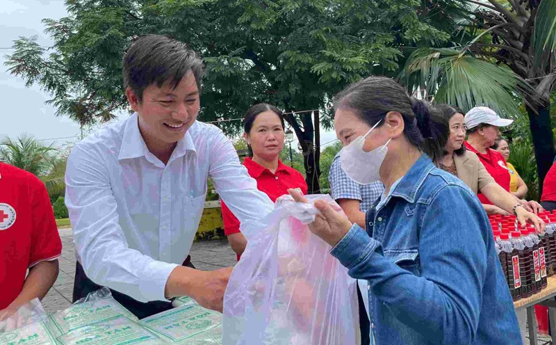 Mr. Nguyen Minh Tam - Chairman of the Vietnam Fatherland Front Committee of Binh Duong ward - presented gifts to people in need. Photo: Dinh Trong