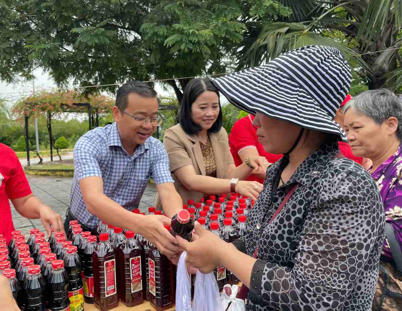 Ong Nguyen Minh Tam - Chu tich Uy ban MTTQ Viet Nam phuong Binh Duong trao qua cho nguoi dan kho khan. Anh: Dinh Trong