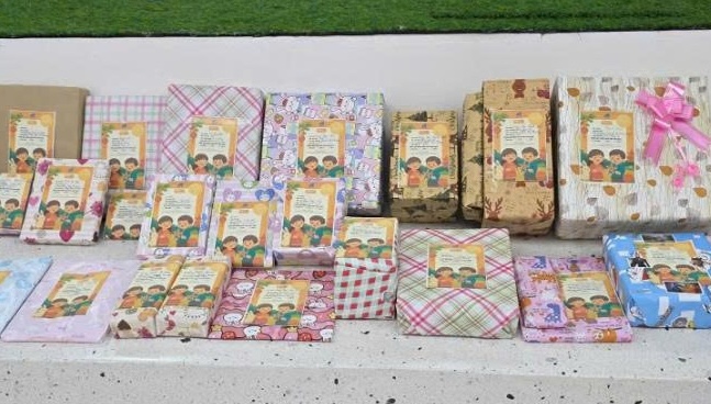 贈り物は、総裁10社の労働者自身が丁寧に梱包しています。写真:トゥー・トゥイ