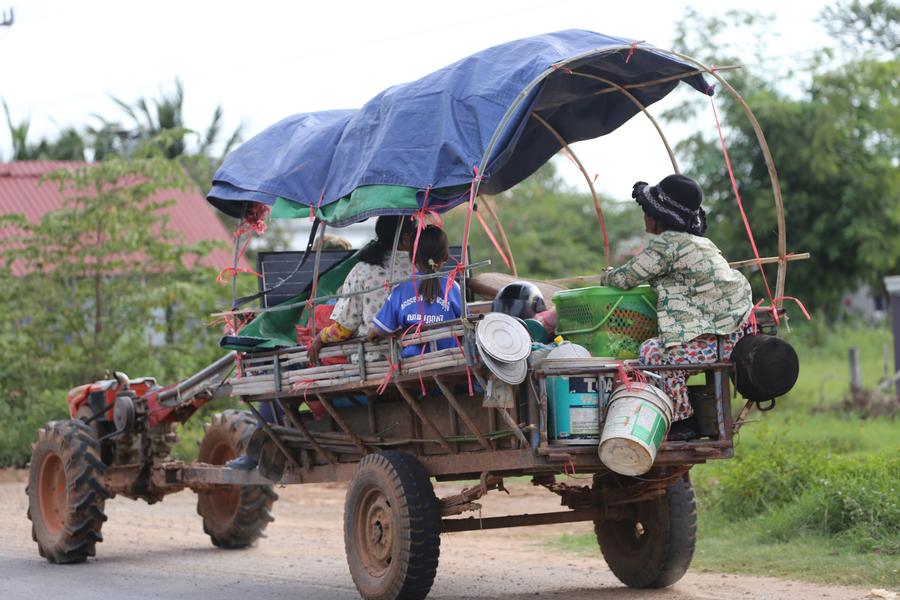 Cambodian people living near the Thai border leave their homes to seek shelter in Siem Reap province, July 25, 2025. Photo: Xinhua