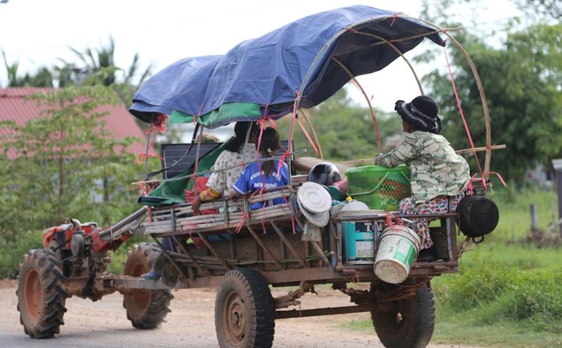 Cambodian people living near the Thai border leave their homes to seek shelter in Siem Reap province, July 25, 2025. Photo: Xinhua