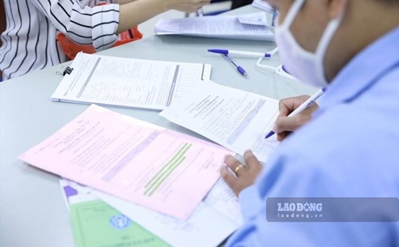 People carry out procedures related to pensions and social insurance. Photo: Hai Nguyen