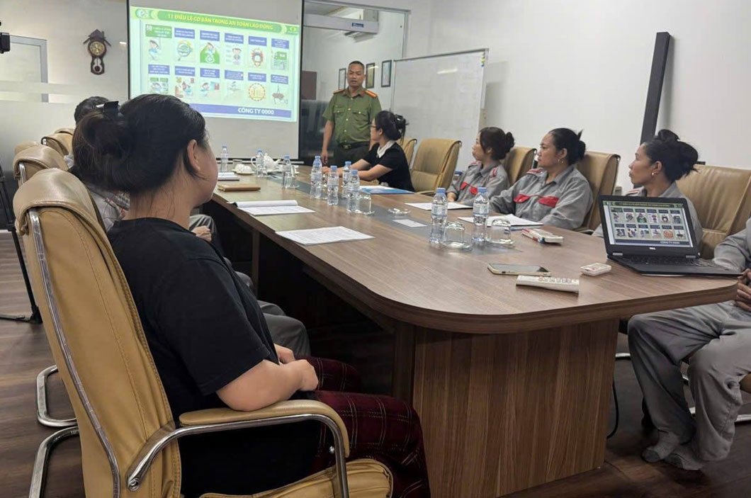 Phong An ninh Kinh te lam viec voi lanh dao doanh nghiep, cong doan va nguoi lao dong. Anh: Cong an tinh Lao Cai