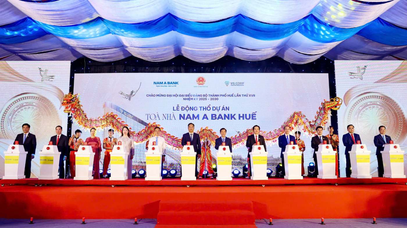 Delegates performed the groundbreaking ceremony of Nam A Bank Hue Building.
