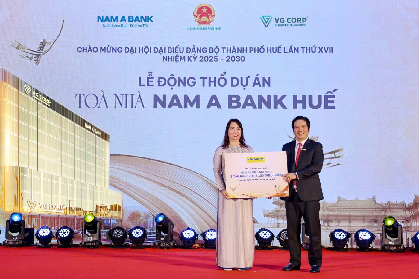 Ong Tran Khai Hoan - Thanh vien Hoi dong quan tri kiem Quyen Tong giam doc Nam A Bank trao tang 2 can nha an sinh xa hoi cho dia phuong.