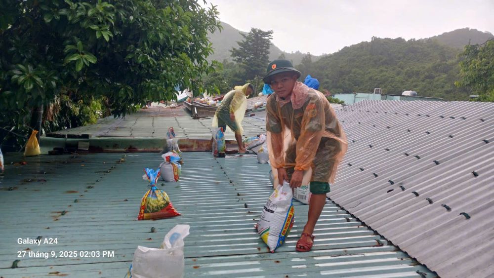 Cu Lao Cham Border Guard Station (Tan Hiep Commune, Da Nang City) dispatched 2 groups/14 comrades to help people tie up and fight against houses to prevent and fight the storm. Photo: Border Guard Station