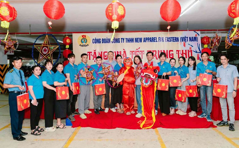 More than 3,500 moon cakes were presented to union members. Photo: Provided by the Trade Union
