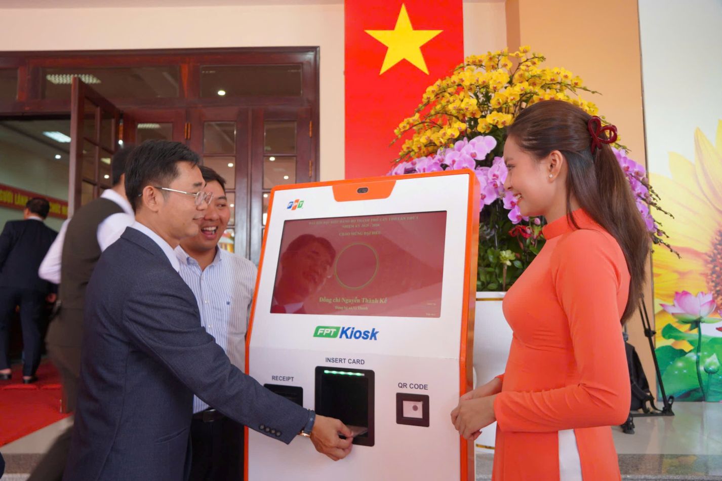 He thong Smart Kiosk FPT xac thuc sinh trac hoc phuc vu cong tac “diem danh dai bieu” tai Dai hoi Dai bieu Dang bo Thanh pho Can Tho lan thu I, nhiem ky 2025 - 2030. Anh: Ta Quang