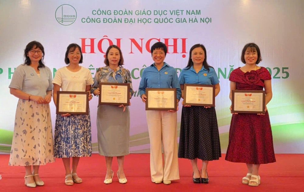 The National University Trade Union presented the Commemorative Medal for Trade Union Careers to individuals. Photo: Van Doan