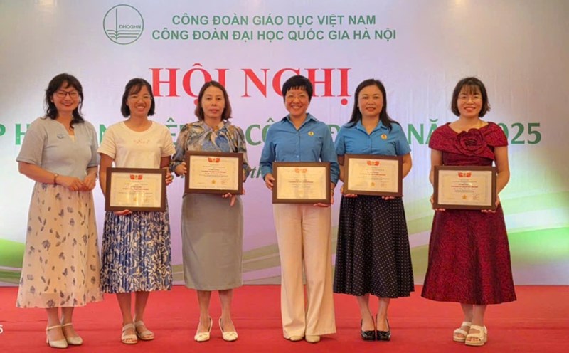 The National University Trade Union presented the Commemorative Medal for Trade Union Careers to individuals. Photo: Van Doan