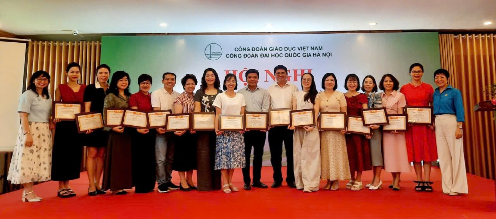 Dai dien Cong doan Giao duc Viet Nam va Cong doan Dai hoc Quoc gia Ha Noi trao giay khen cac dien hinh tien tien giai doan 2020 - 2025. Anh: Thu Hang