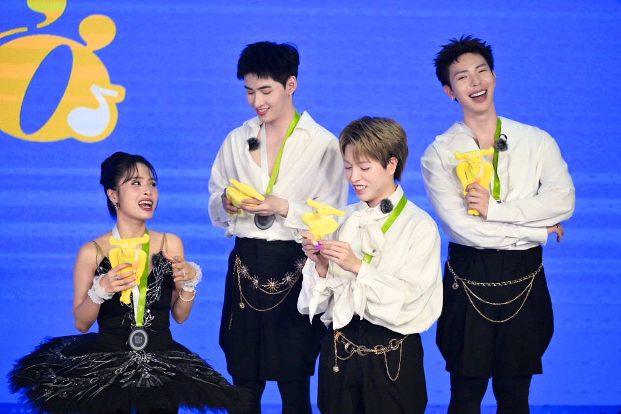 Erik y los artistas. Foto: Equipo Metub.