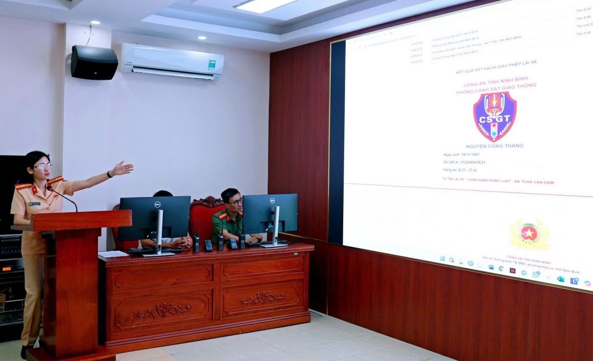 Ninh Binh省警察交通警察署のリーダーの代表者が、運転免許証の試験結果検索システムを紹介しています。写真:Dieu Anh